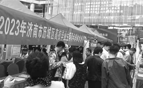 招聘夜市活动,吸引70多家企业参加,现场达成初步就业意向450人
